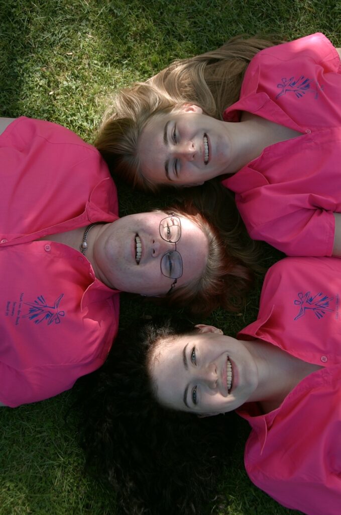 Noah, Eline van Everdingen, and Eline van Hoeckel laying on grass